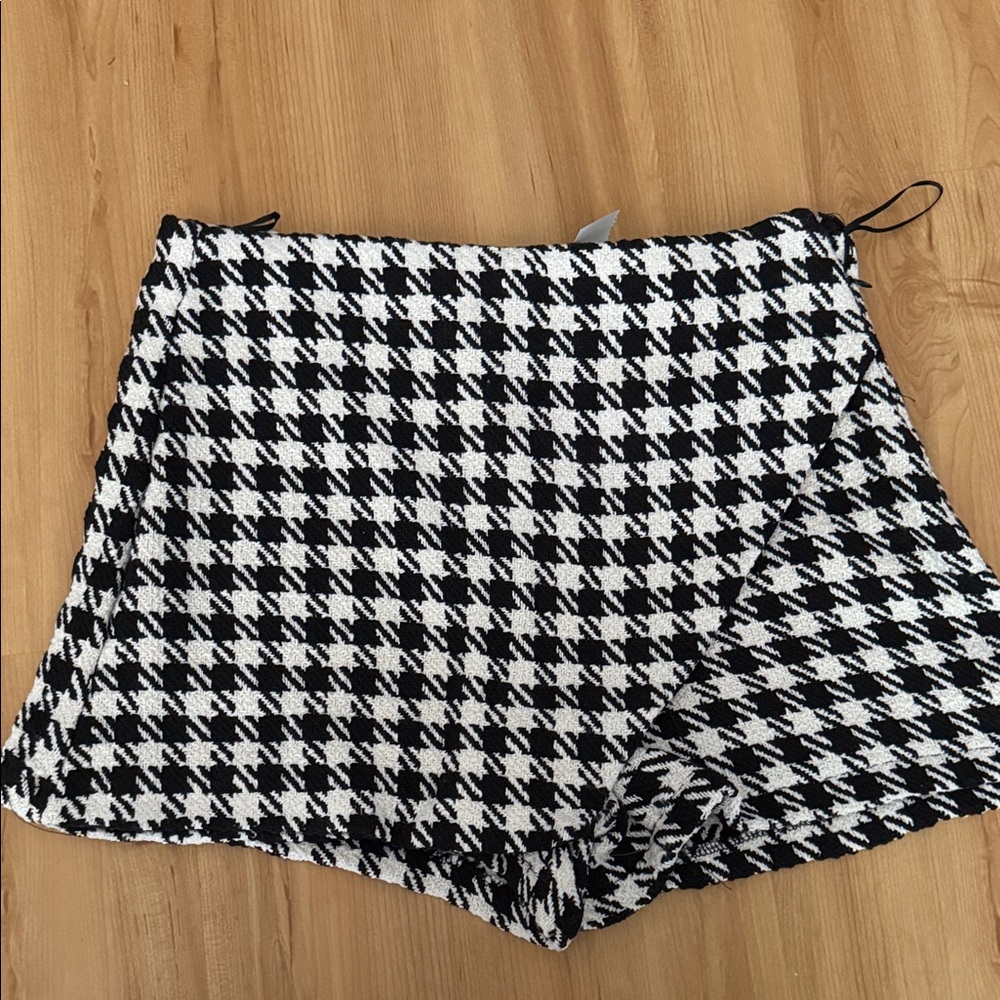Stylish Black and White Houndstooth Women's Shorts
